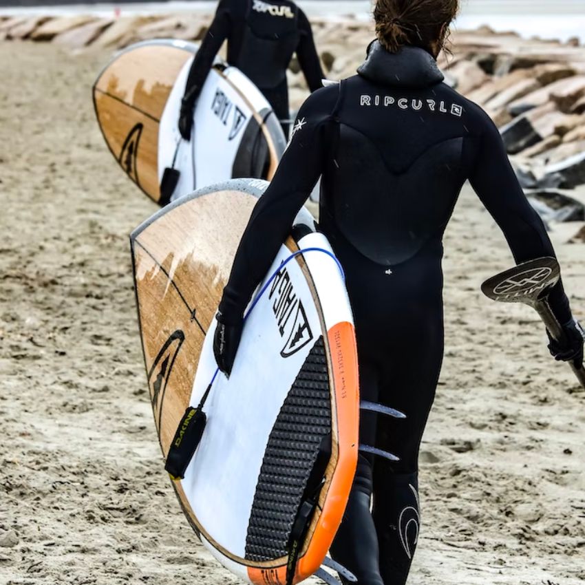 Mænd der går med deres paddleboard